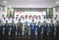 Bupati Merangin M. Syukur memimpin langsung upacara pengukuhan 31 pelajar terpilih dari berbagai sekolah.(poto: istimewa).