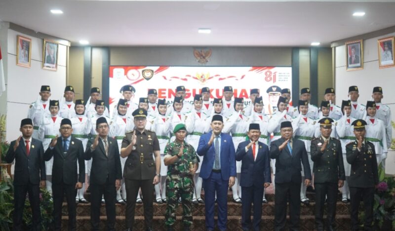 Bupati Merangin M. Syukur memimpin langsung upacara pengukuhan 31 pelajar terpilih dari berbagai sekolah.(poto: istimewa).