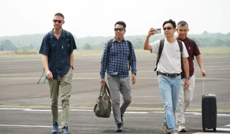 Tim evaluator UNESCO Global Geopark saat tiba di Bandara Muara Bungo.(poto: metrojambi.com).