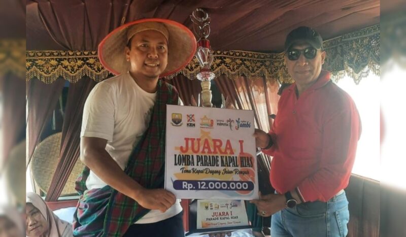 Kabupaten Merangin meraih juara pertama Parade Kapal Hias HUT ke-81 RI di Sungai Batanghari lewat konsep unik Rumah Tuo Tabir.(poto: meranginkab.go.id).