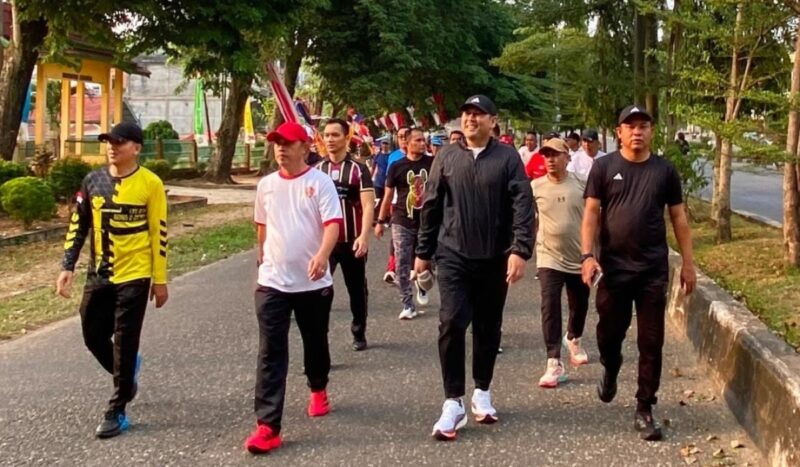 Bupati Merangin M Syukur mengisi agenda akhir pekan dengan memimpin kegiatan jalan santai dan jogging bersama sejumlah anggota DPRD Kabupaten Merangin pada Minggu.(poto: meranginkab.go.id).