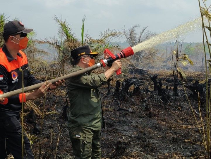im BPBD bersama Gubernur Jambi Al Haris melakukan pemadaman kebakaran lahan gambut di Desa Persiapan Air Merah, Kecamatan Sungai Gelam, Muaro Jambi, Minggu (9/8/2026).(poto: jambiprima.com).