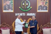 Kepala Kejaksaan Tinggi Jambi Sugeng Hariadi menerima kunjungan silaturahmi Ketua Pengadilan Tinggi Jambi Marsudin Nainggolan di ruang kerjanya pada Selasa.(poto: jamberita.com).