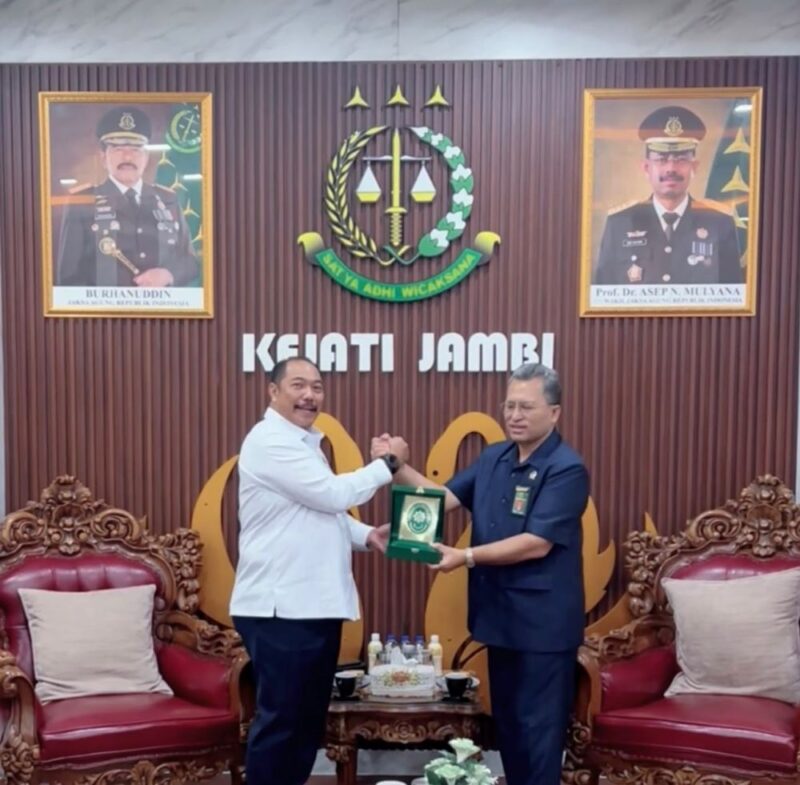 Kepala Kejaksaan Tinggi Jambi Sugeng Hariadi menerima kunjungan silaturahmi Ketua Pengadilan Tinggi Jambi Marsudin Nainggolan di ruang kerjanya pada Selasa.(poto: jamberita.com).