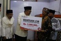 Wali Kota Alfin secara simbolis menyerahkan bantuan Corporate Social Responsibility (CSR) sebesar Rp5 juta dari Bank 9 Jambi.(poto: istimewa).