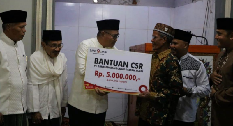 Wali Kota Alfin secara simbolis menyerahkan bantuan Corporate Social Responsibility (CSR) sebesar Rp5 juta dari Bank 9 Jambi.(poto: istimewa).