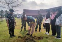 Satgas TMMD ke-129 Kodim 0416/Bute menanam 100 bibit pohon buah di Muko Muko Bathin VII untuk tingkatkan penghijauan dan kelestarian alam.(poto: jambiprima.com).