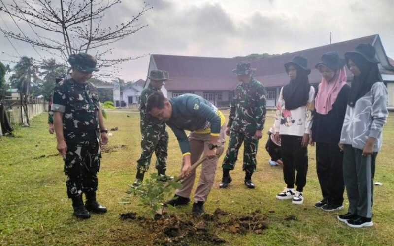 Satgas TMMD ke-129 Kodim 0416/Bute menanam 100 bibit pohon buah di Muko Muko Bathin VII untuk tingkatkan penghijauan dan kelestarian alam.(poto: jambiprima.com).