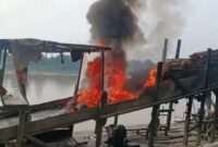 Petugas Polres Tebo memusnahkan rakit dan mesin dompeng yang digunakan untuk aktivitas PETI di sepanjang aliran Sungai Batanghari.(poto: jambiprima.com).