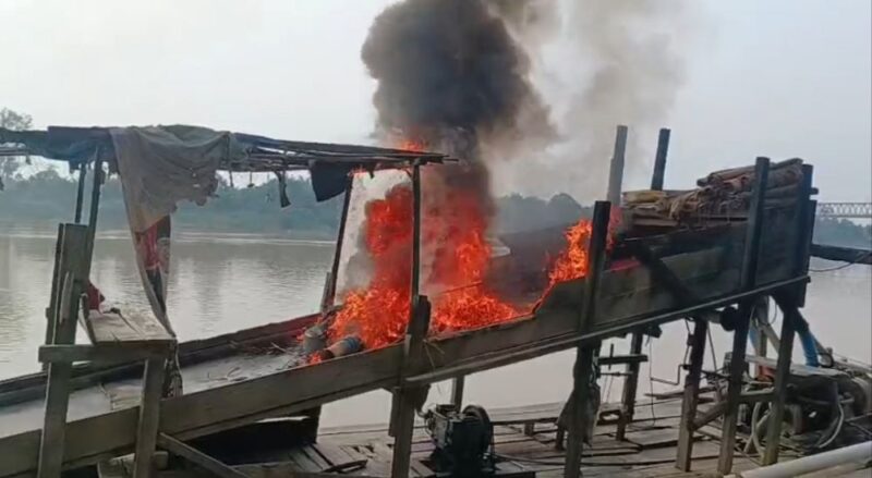 Petugas Polres Tebo memusnahkan rakit dan mesin dompeng yang digunakan untuk aktivitas PETI di sepanjang aliran Sungai Batanghari.(poto: jambiprima.com).