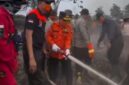 Gubernur Jambi Al Haris terjun langsung memadamkan karhutla di lahan gambut Sarolangun.(poto: jamberita.com).