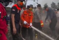 Gubernur Jambi Al Haris terjun langsung memadamkan karhutla di lahan gambut Sarolangun.(poto: jamberita.com).
