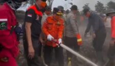 Gubernur Jambi Al Haris terjun langsung memadamkan karhutla di lahan gambut Sarolangun.(poto: jamberita.com).