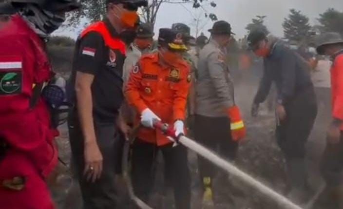 Gubernur Jambi Al Haris terjun langsung memadamkan karhutla di lahan gambut Sarolangun.(poto: jamberita.com).