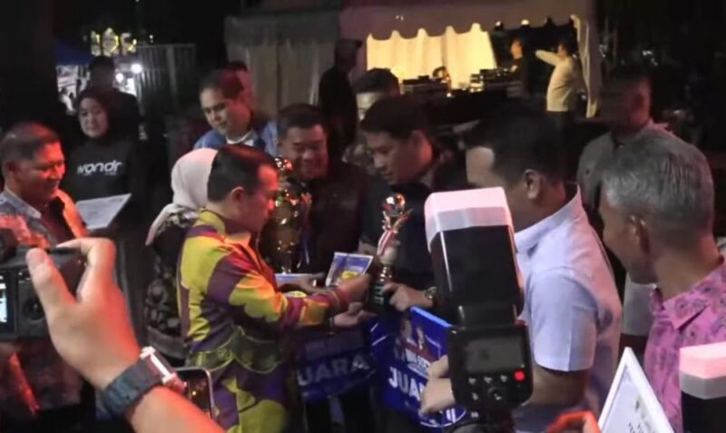 Gubernur Jambi Al Haris secara resmi menutup perhelatan Festival Batanghari 2026 Jambi di Taman Mini Melayu Jambi pada Sabtu (22/8/2026) malam.(poto: jamberita.com).