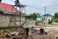 Personel Satgas TMMD Ke-129 Kodim 0416/Bute memasang rangka tower tandon air sumur bor di Desa Tanjung Agung, Kecamatan Muko Muko Bathin VII, Kabupaten Bungo, Minggu (2/8/2026).(poto: jambiprima.com).