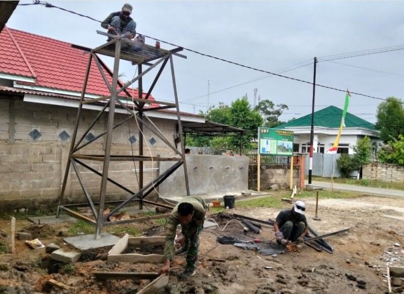 Personel Satgas TMMD Ke-129 Kodim 0416/Bute memasang rangka tower tandon air sumur bor di Desa Tanjung Agung, Kecamatan Muko Muko Bathin VII, Kabupaten Bungo, Minggu (2/8/2026).(poto: jambiprima.com).