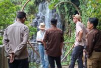 Prof. Dr. Yongmun Jeon, mengagumi keunikan batuan penyusun tebing Air Terjun Serintik Hujan Paneh saat meninjau Desa Talang Paruh, Kecamatan Lembah Masurai, pada Rabu (12/8).(poto: meranginkab.go.id).