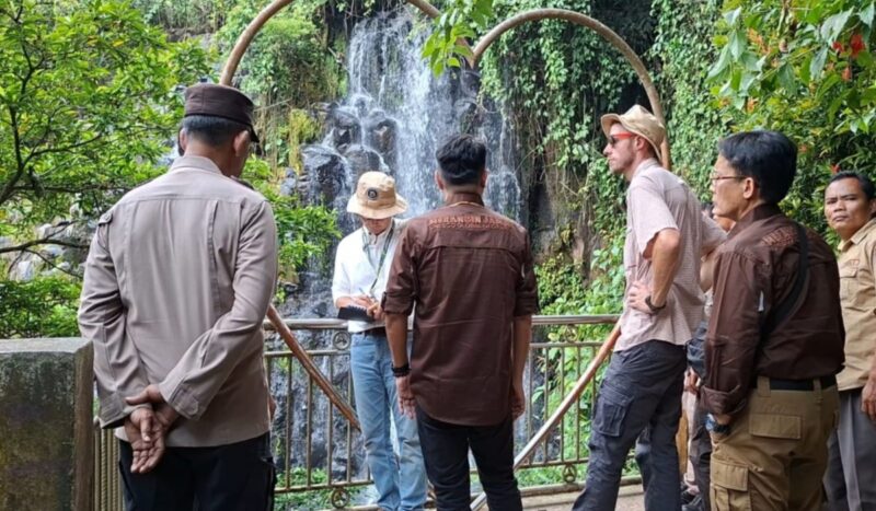 Prof. Dr. Yongmun Jeon, mengagumi keunikan batuan penyusun tebing Air Terjun Serintik Hujan Paneh saat meninjau Desa Talang Paruh, Kecamatan Lembah Masurai, pada Rabu (12/8).(poto: meranginkab.go.id).