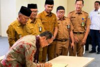 Wakil Bupati Merangin H A Khafid menyaksikan Kepala Badan Pengembangan dan Pembinaan Bahasa (PPB) Kemendikdasmen RI Hafidz Muksin menandatangani Nota Kesepahaman (MoU).(poto: jambiprima.com).