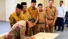 Wakil Bupati Merangin H A Khafid menyaksikan Kepala Badan Pengembangan dan Pembinaan Bahasa (PPB) Kemendikdasmen RI Hafidz Muksin menandatangani Nota Kesepahaman (MoU).(poto: jambiprima.com).