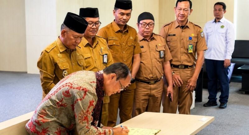 Wakil Bupati Merangin H A Khafid menyaksikan Kepala Badan Pengembangan dan Pembinaan Bahasa (PPB) Kemendikdasmen RI Hafidz Muksin menandatangani Nota Kesepahaman (MoU).(poto: jambiprima.com).