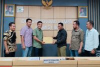 enyerahan Surat Permohonan Rapat Dengar Pendapat (RDP) Terkait Kondisi Ruas Jalan Simpang Betung- Pintas dari Perwakilan Masyarakat Kepada Ketua Komisi III DPRD Provinsi Jambi Mazlan,.S.Kom.,ME, Kamis 6 Agustus 2026.(poto: jambiprima.com).