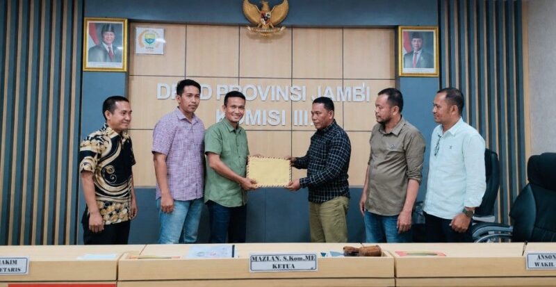 enyerahan Surat Permohonan Rapat Dengar Pendapat (RDP) Terkait Kondisi Ruas Jalan Simpang Betung- Pintas dari Perwakilan Masyarakat Kepada Ketua Komisi III DPRD Provinsi Jambi Mazlan,.S.Kom.,ME, Kamis 6 Agustus 2026.(poto: jambiprima.com).