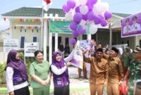 Drs. H. Anwar Sadat, M.Ag., mendampingi Ketua TP PKK Tanjab Barat, Hj. Fadhilah Sadat, S.H., meresmikan program Posyandu 6 SPM Tungkal Ilir pada Senin (3/8/2026).(poto: jamberita.com).