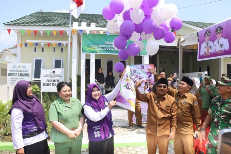 Drs. H. Anwar Sadat, M.Ag., mendampingi Ketua TP PKK Tanjab Barat, Hj. Fadhilah Sadat, S.H., meresmikan program Posyandu 6 SPM Tungkal Ilir pada Senin (3/8/2026).(poto: jamberita.com).