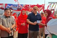 Bupati Merangin M. Syukur resmi membuka program Bank Sampah Pulau Kemang Jaya di Lapangan Voli Rumah Dinas Bupati, Sabtu (15/8).(poto: ar/meranginkab.go.id).