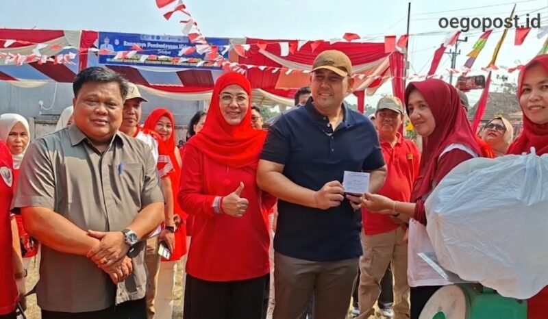 Bupati Merangin M. Syukur resmi membuka program Bank Sampah Pulau Kemang Jaya di Lapangan Voli Rumah Dinas Bupati, Sabtu (15/8).(poto: ar/meranginkab.go.id).