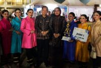 Sanggar Budaya Muaro Jambi bersama Ririn Novianty saat menerima penghargaan Juara I Seni Budaya Tradisi pada Festival Batanghari 2026.(poto: jambiprima.com).