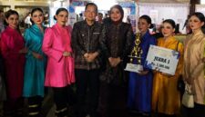 Sanggar Budaya Muaro Jambi bersama Ririn Novianty saat menerima penghargaan Juara I Seni Budaya Tradisi pada Festival Batanghari 2026.(poto: jambiprima.com).