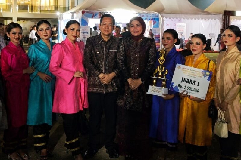 Sanggar Budaya Muaro Jambi bersama Ririn Novianty saat menerima penghargaan Juara I Seni Budaya Tradisi pada Festival Batanghari 2026.(poto: jambiprima.com).