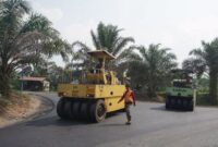 Proses pengaspalan ruas jalan Simpang Tiga Sitiung Lama–Pulai di Kabupaten Dharmasraya, Sumatera Barat.(poto: jambiprima.com).
