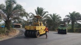 Proses pengaspalan ruas jalan Simpang Tiga Sitiung Lama–Pulai di Kabupaten Dharmasraya, Sumatera Barat.(poto: jambiprima.com).