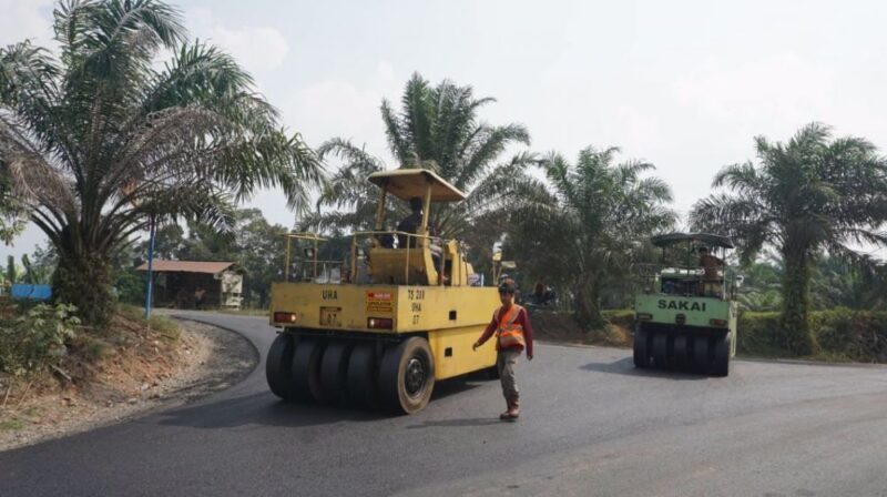 Proses pengaspalan ruas jalan Simpang Tiga Sitiung Lama–Pulai di Kabupaten Dharmasraya, Sumatera Barat.(poto: jambiprima.com).