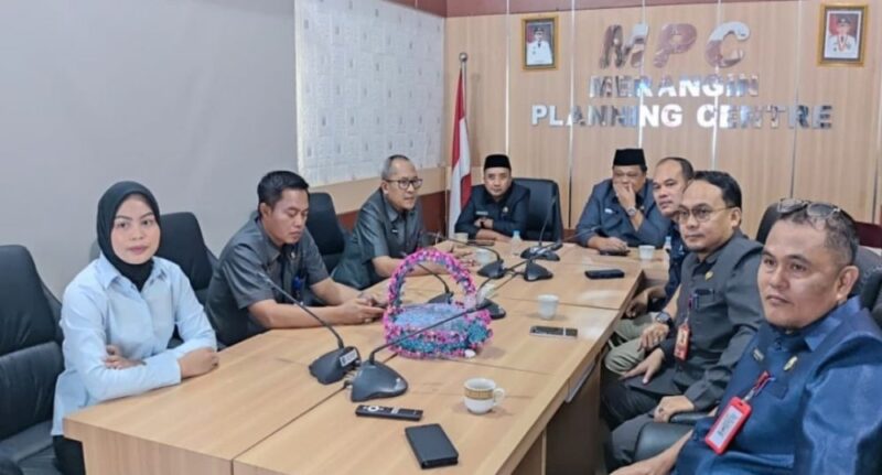 Zulhifni memimpin agenda rapat penting yang berlangsung di Ruang MPB Bappeda Merangin pada Selasa, 4 Agustus 2026.(poto: jambiprima.com).