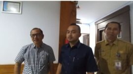 Ketua DPRD Tebo Khalis Mustiko didampingi Waka I DPRD Tebo dan asisten III Setda Tebo Himawan Susanto.(poto: jambiprima.com).