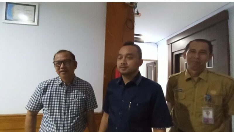 Ketua DPRD Tebo Khalis Mustiko didampingi Waka I DPRD Tebo dan asisten III Setda Tebo Himawan Susanto.(poto: jambiprima.com).