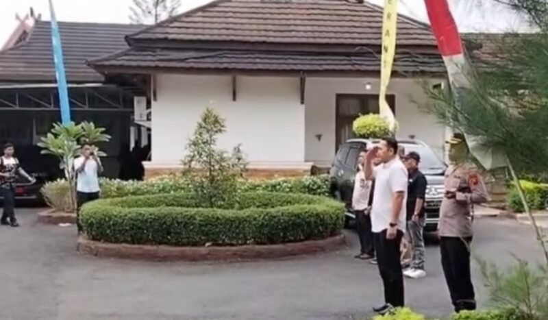 Bupati Merangin M. Syukur memimpin langsung apel pelepasan bersama Kapolres Merangin AKBP Kiki Firmansyah Effendi.(poto: meranginkab.go.id).
