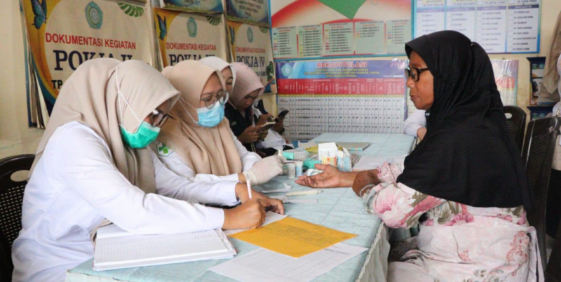 Sekretaris TP PKK Kota Sungai Penuh, Firna Dianda, menghadiri peluncuran pembinaan Posyandu berbasis Enam Standar Pelayanan Minimal (SPM) di Desa Aur Duri, Kecamatan Pondok Tinggi, Rabu (12/8/2026).(poto: istimewa).
