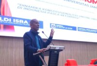 Wakil Ketua Mahkamah Konstitusi Republik Indonesia Prof. Dr. Saldi Isra, S.H., MPA. saat memberi kuliah umum di UNJA pada Jumat (21/8/2026).(poto: jamberita.com).
