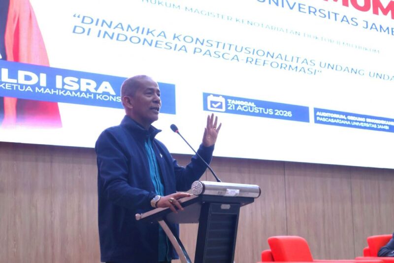 Wakil Ketua Mahkamah Konstitusi Republik Indonesia Prof. Dr. Saldi Isra, S.H., MPA. saat memberi kuliah umum di UNJA pada Jumat (21/8/2026).(poto: jamberita.com).