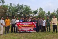 Siswa putra Ponpes Ad-Dhuha bersama pelatih usai mengikuti latihan Paskibraka untuk upacara HUT RI ke-81 di Dusun Purwasari.(poto: jambiprima.com).
