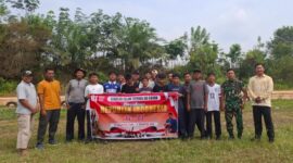 Siswa putra Ponpes Ad-Dhuha bersama pelatih usai mengikuti latihan Paskibraka untuk upacara HUT RI ke-81 di Dusun Purwasari.(poto: jambiprima.com).