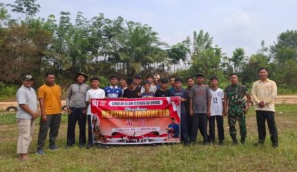 Para Siswa Ponpes Ad-Dhuha Bungo bertugas menjadi Paskibra HUT ke-81 RI di Dusun Purwosari. Mereka giat latihan intensif bersama Babinsa Purwosari.