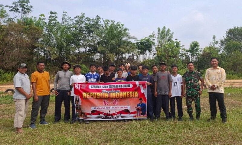 Siswa putra Ponpes Ad-Dhuha bersama pelatih usai mengikuti latihan Paskibraka untuk upacara HUT RI ke-81 di Dusun Purwasari.(poto: jambiprima.com).