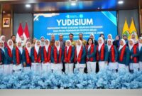 Wakil Bupati Tebo Nazar Efendi berfoto bersama seluruh peserta Yudisium Mahasiswa Program Profesi Bidan dan Sarjana Terapan Kebidanan di Pendopo Rumah Dinas Bupati Tebo.(poto: jambiprima.com).